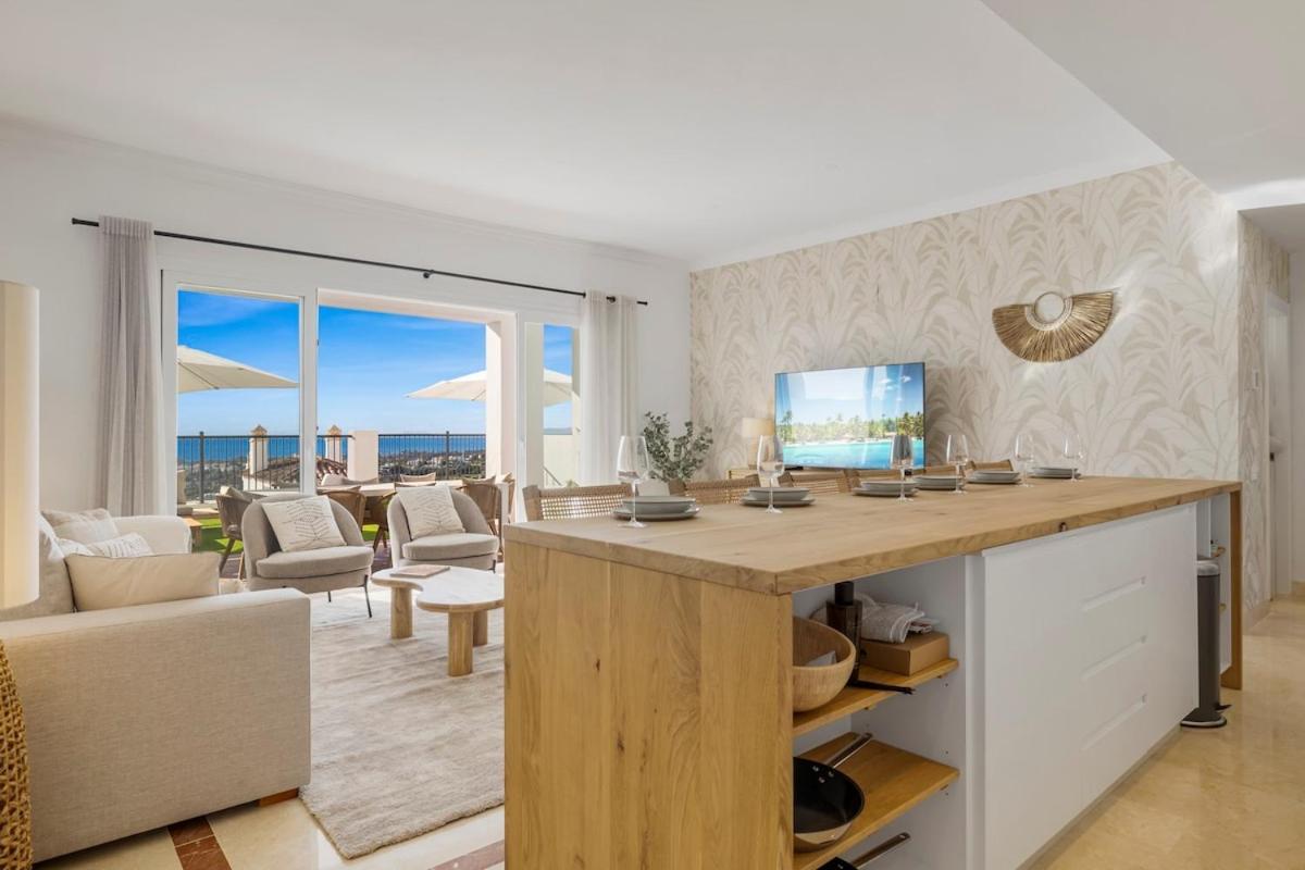 Luxury Family With Breathtaking Views Apartment